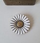 Marguerite 
brooch in 
enamel and 
gilded silver 
by Volmer 
Bahner
Stamp: VB - 
925
Diameter 4.3 
cm.