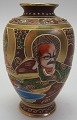 Satsuma vase, 
Japan, approx. 
1900. Signed. 
Polycrom 
decoration with 
gilding. H: 9.5 
cm.