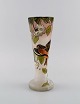 Legras, Frankrig. Unika vase i mundblæst kunstglas med håndmalet bladværk og 
fuglemotiv. Tidligt 1900-tallet.
