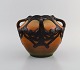 Ipsens enke, Danmark. Art nouveau vase i håndmalet glaseret keramik. 1920
