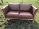 2-seater sofa in leather and light beech wood. Length 143 cm, depth 77 cm.