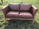 2-seater sofa 
in leather and 
light beech 
wood. Length 
143 cm, depth 
77 cm.