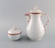 Meissen kaffekande og sukkerskål i håndmalet porcelæn. Låg modeleret med 
rosenknop. Ca. 1900.
