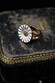 Georg Jensen 
Marguerite ring 
in gold-plated 
sterling silver 
and white 
enamel. Ring 
size:51. ...