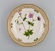 Royal Copenhagen Flora Danica middagstallerken i gennembrudt porcelæn med 
håndmalede blomster og gulddekoration. Modelnummer 20/3553.  
