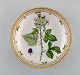 Royal Copenhagen Flora Danica rund serveringsskål i håndmalet porcelæn med 
blomster og gulddekoration. Modelnummer 20/3503.  
