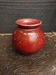 Kähler vase I 
keramik. Dækket 
af en rød 
glasur. I god 
stand. Ingen 
skader eller 
reparationer. 
...