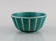 Wilhelm Kåge (1889-1960) for Gustavsberg. Argenta art deco skål i glaseret 
keramik. Smuk glasur i grønne nuancer med sølvindlæg. Midt 1900-tallet.

