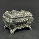 Height 5.5 cm.Length 7.5 cm.Fine jewelry box from the 1920s in silver-plated metal.It is ...