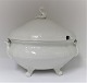 Royal 
Copenhagen. 
Juliane Marie. 
White tureen. 
Length 32 cm. 
Height 28 cm. 
(1 quality)