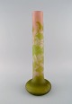 Stor Emile Gallé vase i matteret kunstglas med grønt overfang udskåret med 
motiver i form af bladværk. Tidligt 1900-tallet.
