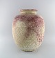 Richard Uhlemeyer, Tyskland. Stor vase i glaseret keramik. Smuk spættet glasur i 
sand og purpur nuancer. 1940