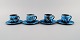 Fransk keramiker. Fire små kaffekrus med underkopper i glaseret stentøj. Smuk 
glasur i azurblå nuancer. Unika keramik af høj kvalitet. Midt 1900-tallet. 

