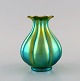 Løgformet Zsolnay vase i glaseret keramik. Smuk eosinglasur. Sent 1900-tallet.
