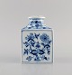 Antique Stadt Meissen Blue Onion tea caddy in hand-painted porcelain. Early 20th 
century.
