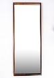 Mirror made of 
rosewood in 
Danish design 
from the 1960s.
Dimensions in 
cm: H:105 W:40
