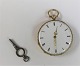 18K gold pocket 
watch. Diameter 
41 mm. Key 
included. The 
clock works. 
Produced 
approx. 1850