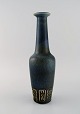 Gunnar Nylund (1904-1997) for Rörstrand. Flaskeformet vase i glaseret keramik. 
Smuk glasur i blå nuancer. Blade og geometriske mønstre i relief. Midt 
1900-tallet.
