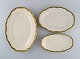 KPM, Berlin. Tre Royal Ivory serveringsfade i cremefarvet porcelæn med 
gulddekoration. 1920