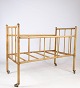 Antique cot in 
light pine with 
wheels from 
around the 
1920s.
Dimensions in 
cm: H:75 W:96 
D:50
