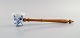 Presumably Meissen Blue Onion meat hammer in hand-painted porcelain with handle 
in turned wood. Approx. 1900.
