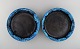 Fransk keramiker. To runde serveringsfade / skåle i glaseret stentøj. Smuk 
glasur i azurblå nuancer. Unika keramik af høj kvalitet. Midt 1900-tallet. 
