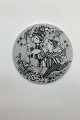 Monthly plate 
in faience for 
August -   
BYE-BYE. 
Designed by 
Bjørn Wiinblad 
for Nymølle. In 
...