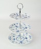 Royal 
Copenhagen 
Mussel-painted 
Etagere royal 
porcelain no. 
1/300 - 
88-89-90
Dimensions in 
cm: ...