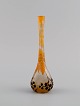 Daum Nancy, Frankrig. Art nouveau Prunellier vase i matteret mundblæst kunstglas 
med orange blade og sorte bær i relief. Ca. 1900.
