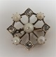 Gold brooch with 4 diamonds (old cut) in 14K gold (585). In addition, 4 pearls. Diamonds approx. ...