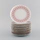 Bjørn Wiinblad 
for Rosenthal. 
Lotus 
porcelænsservice.
 Tolv 
tallerkener 
dekoreret med 
lyserøde ...