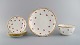 Mintons, England. Fad, skål og fire tallerkener i håndmalet porcelæn. Lyserøde 
roser og gulddekoration. 1920/30