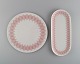 Bjørn Wiinblad 
for Rosenthal. 
Lotus 
porcelænsservice.
 To 
serveringsfade 
dekoreret med 
lyserøde ...
