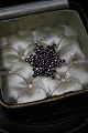 Nice, old brooch with beautiful red garnets. Dia .:3,2cm.
