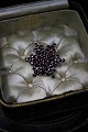 Nice, old 
brooch with 
beautiful red 
garnets. Dia 
.:3,2cm.