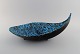Stor freeform skål i glaseret keramik. Smuk glasur i azurblå nuancer. Frankrig, 
1960