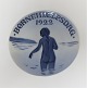 Royal 
Copenhagen. 
Child Welfare 
Day's plate 
1922. Diameter 
12.5 cm. (1 
quality)