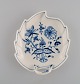 Bladformet 
Meissen 
Løgmønstret 
asiet i 
håndmalet 
porcelæn. 
Tidligt 
1900-tallet.
Måler: 19 x 6 
...