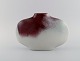Europæisk studiokeramiker. Unika vase i glaseret keramik. Smuk glasur i lilla og 
lyse sand nuancer. Sent 1900-tallet.
