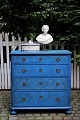 Old chest of 
drawers with 4 
drawers in 
painted wood 
with fine blue 
color, brass 
fittings and 
...