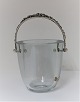 Ice bucket with 
silver handle 
(830). Height 
13 cm