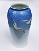 Bing & Grondahl vase in porcelain from Mågestellet. Appears in good condition. Factory first ...