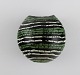 Europæisk studiokeramiker. Unika urtepotte til vægophæng i glaseret keramik. 
Grønne og hvide striber på sort baggrund. 1960/70