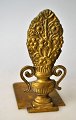 French book 
support in 
bronze, 19th 
century. 
Decoration in 
the form of 
flowers in a 
vase. H: 12 cm.