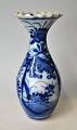 Arita vase, Japan, 19th century. Blue painted with flowers. With ruffled edge. H .: 19.5 cm.