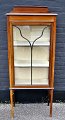 English display cabinet in mahogany, 1920s - 1930s. On tapered legs. With intarsia. With lock ...