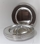 Silverplated cover plates with pearl edge. 12 pieces. Diameter 28 cm. Lighter traces of wear.