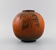 Ipsens enke, Danmark. Rund vase i glaseret keramik med håndmalet bladværk i 
relief. 1920/30