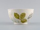 Davenport, England. Bowl in cream-colored porcelain with flowers and foliage in 
relief. Early 20th century.
