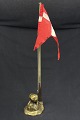 Height 49 cm.Beautiful table flag in brass with Viking tomb at the foot and the text ...